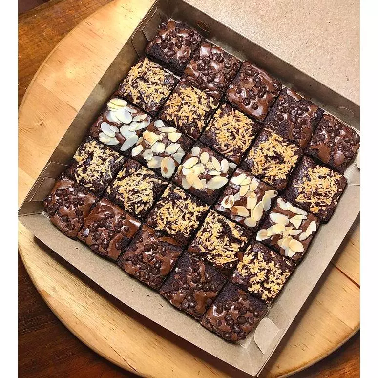 CHOCOLATE FUDGY BROWNIES 22 x 22cm - Mix 4 Topping